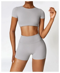 Detail eines Yoga-Sets aus grauem Crop-Top und passenden hochtaillierten Shorts mit hoher Dehnung