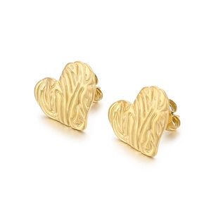Orecchini a lobo a cuore dorati moderni con texture pieghettata irregolare e design 3D
