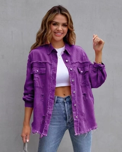 Detail der lila Jeansjacke mit ausgefransten Kanten und destroyed Elementen