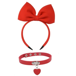 Détail du serre-tête en velours rouge avec nœud et tour de cou à pendentif cœur