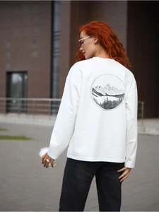 Πίσω όψη λευκού βαμβακερού μακρυμάνικου t-shirt με γραφικό βουνού και μοντέρνα στάμπα