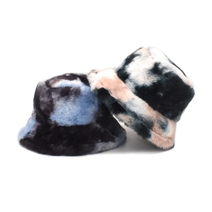 Bobs d'hiver en peluche tie-dye colorés bleu et rose avec fausse fourrure épaisse