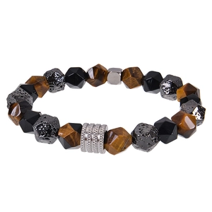 Détails d'un bracelet fait main en œil de tigre et pierre de lave avec perles en métal argenté