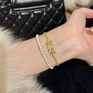Sparkling zircon iris flower chain bracelet with gold finish and elegant white pearls