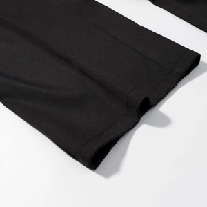Detail des doppelt genähten Saums an schwarzer weiter Hose mit hochwertiger Twill-Struktur