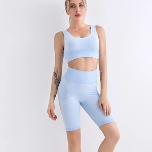 Détail de l'ensemble de yoga sans couture bleu clair avec brassière côtelée et short taille haute