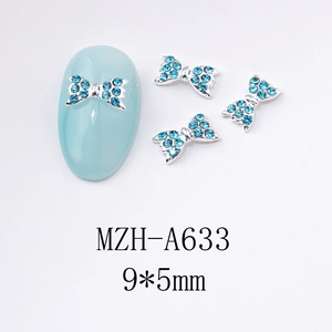 Vue macro des nœuds en cristal bleu clair 9x5mm pour nail art avec base en alliage argent
