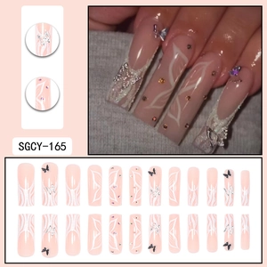 Lange ballerina kunstnagels met roze vlinder vleugels, zilveren bedeltjes en steentjes