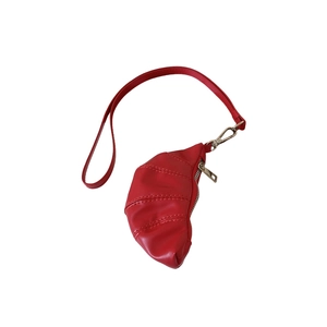 Sac bandoulière créatif rouge en forme de croissant avec cuir synthétique texturé et zip