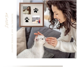 Cadre souvenir pour animaux en bois foncé avec quatre cases pour empreintes et photos