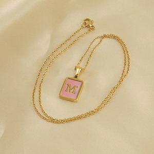 Collana in acciaio dorato con ciondolo lettera M rosa su tessuto riflettente