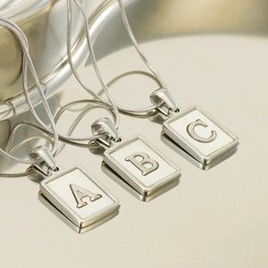 Collier élégant en acier inoxydable argenté avec pendentif carré en nacre et lettres