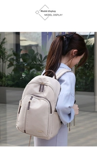 Mochila de tela Oxford beige para mujer mostrada en un entorno urbano moderno
