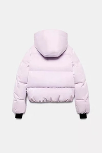 Detail der hellvioletten Kapuzen-Pufferjacke mit glänzendem Stoff und schwarzen Strickbündchen