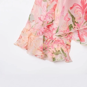 Camicia in chiffon a fiori rosa con balze a strati ed eleganti motivi floreali multicolore