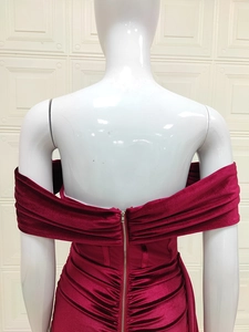 Détail de la fermeture éclair et texture velours de cette robe de soirée bordeaux