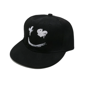 Vista dettagliata del cappellino da baseball hip hop nero con ricamo smiley bianco.