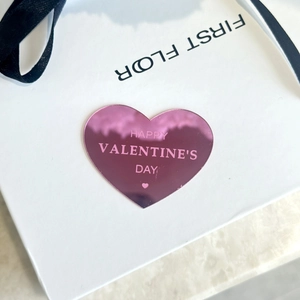Vue détaillée du topper coeur en acrylique miroir rose pour gâteaux de Saint-Valentin