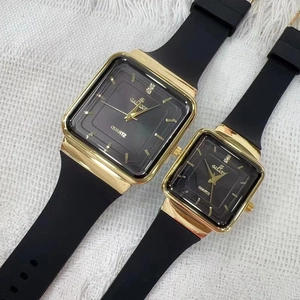Detailansicht goldener quadratischer Quarzuhren mit schwarzen Silikonbändern für Paare