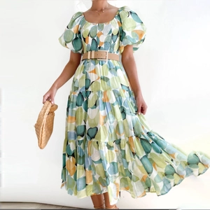 Vestido largo bohemio con hombros descubiertos, estampado floral y cinturón