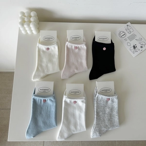 Minimalist cotton crew socks in neutral colors with shell buttons and cream style design