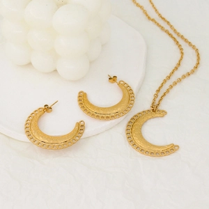 Gros plan d'un ensemble de bijoux lune dorés avec des motifs floraux ajourés complexes
