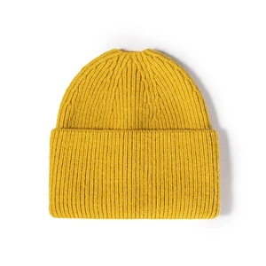 Bonnet en maille côtelée jaune pour femme avec ouverture pour queue de cheval hiver