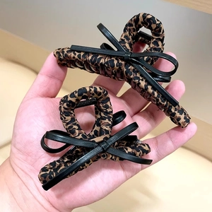 Pince à cheveux motif léopard avec nœud en cuir noir et tissu pour femmes