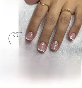 Détail de faux ongles carrés courts avec bouts French blancs et lignes ondulées argentées