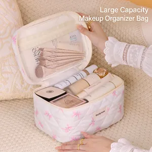 Beauty case trapuntato in cotone con fiocchi rosa e scomparto interno a rete