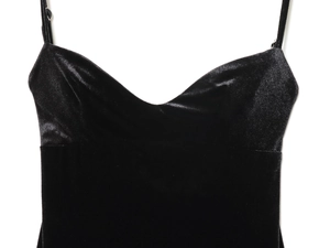 Détail de la texture en velours noir et du décolleté bénitier élégant de la robe nuisette