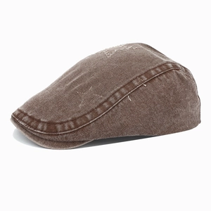 Détail de la broderie étoile sur le béret en denim marron délavé au style vintage