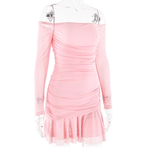 Détail de la mini robe rose en tulle à épaules dénudées avec plis élégants et manches longues