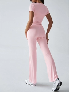 Vista posteriore del set due pezzi Y2K rosa con t-shirt corta e pantaloni a campana