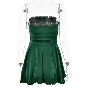 Vue arrière d'une robe bustier en satin vert émeraude avec jupe plissée et fronces