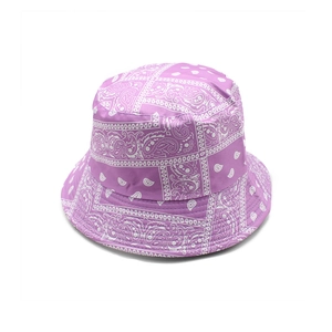 Vue détaillée du motif paisley bandana violet sur un chapeau bob en coton urbain