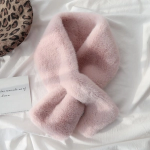 Dettaglio dello scaldacollo in finta pelliccia di coniglio rosa con morbida texture peluche