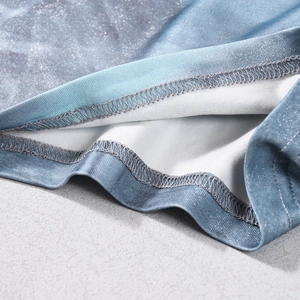 Makroaufnahme von blauem Metallgewebe mit weißem Strickfutter und Overlock-Handwerk
