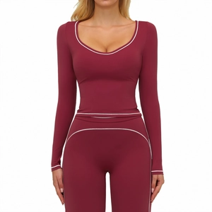 Set yoga bordeaux con maglia a maniche lunghe e leggings a vita alta con cuciture a contrasto