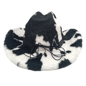 Dettaglio cappello da cowboy con texture in pelliccia sintetica muccata e fascia nera