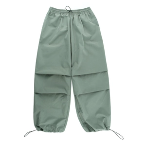 Dettaglio dei pantaloni cargo con elastico in vita e coulisse regolabili sul fondo