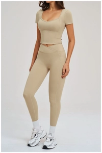 Detail der High-Waist Yoga-Leggings mit überkreuztem Bund und Seitentaschen in Beige