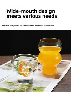 Primo piano di eleganti bicchieri a forma di zucca per caffè e succo su tavolo in legno