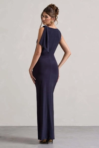Vista posteriore dell'elegante abito blu scuro slim-fit con drappeggi sulle spalle e trama