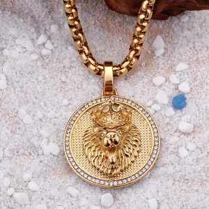 Detailed view of hip hop lion head pendant with sparkling rhinestones on box chain