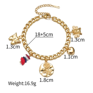 Détails d'un bracelet plaqué or 18K avec breloques papillon, abeille et pierres colorées