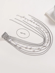 Détail de la pince à cheveux à franges strass et perles, longueur 56cm, poids 50g