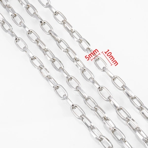 Dettaglio macro della catena in alluminio argento con dimensioni 10mm di lunghezza e 5mm di larghezza