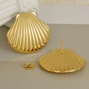 Detail of gold shell stud earrings in 18k gold plated 304 stainless steel with back view