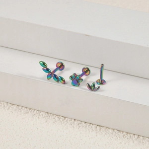Regenbogen Edelstahl Lippenring Set mit Blatt und Pfote auf sauberem Display